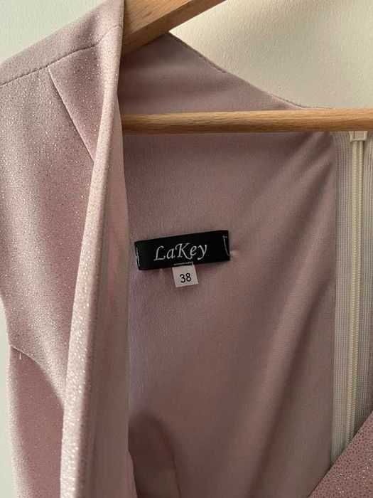 Pudrowa różowa sukienka midi dekolt V bez rękawów taliowana M 38