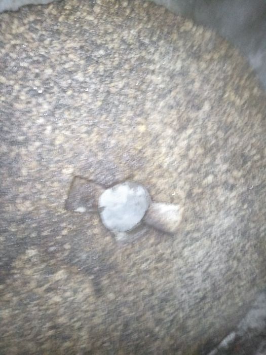 Duas mós de pedra antigas