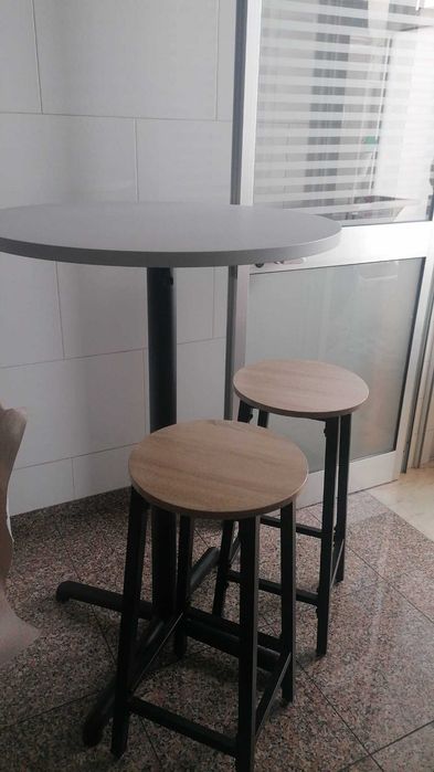 Conjunto de mesa com tampo de vidro e dois bancos