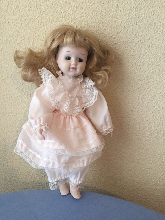Boneca em porcelana
