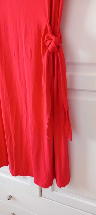 Maxi vestido com ombros descaidos e nó lateral M muito bom