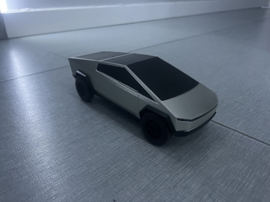 Tesla Cybertruck на радіоуправлінні. Доставка