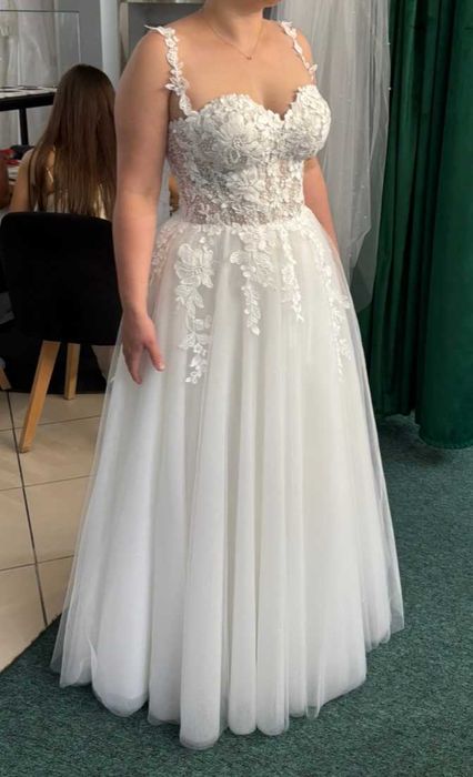 Suknia ślubna z dopinanymi ramiączkami i welonem