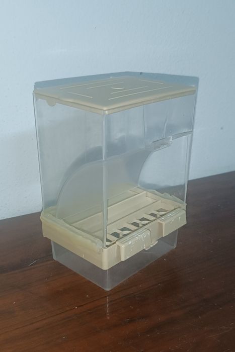 Comedouro automático para periquitos australianos