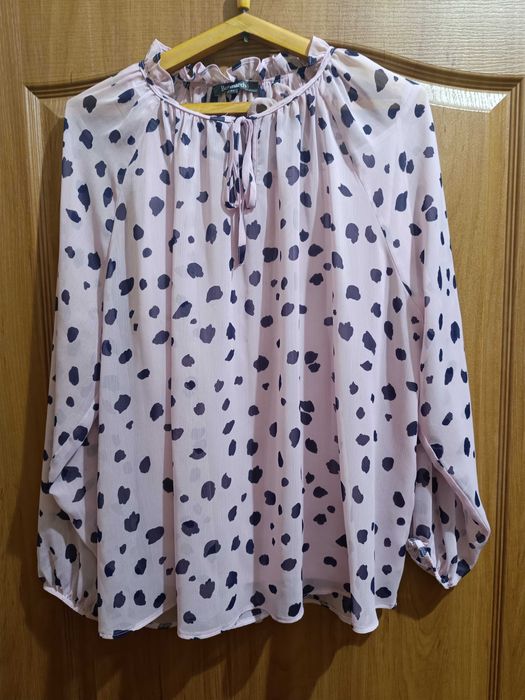 Нереально крута, легесенька блуза. Вигляд у ній неймовірний.