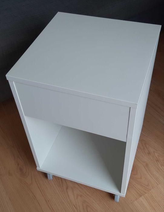 Mesinha/arrumação branca com rodinhas IKEA