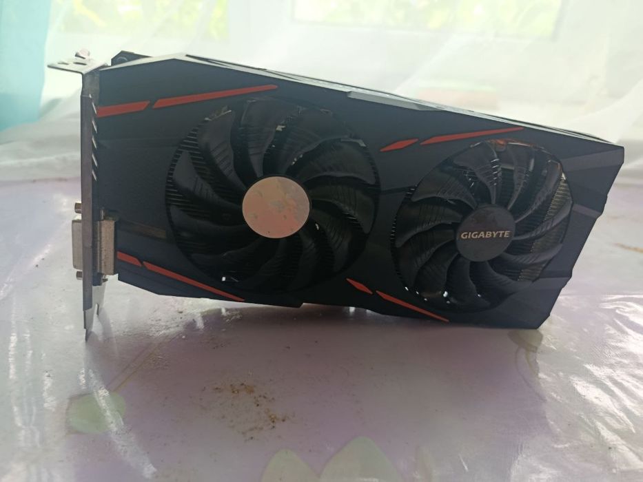 Продам видеокарту Gigabyte RX 580 8GB в отличном рабочем состоянии