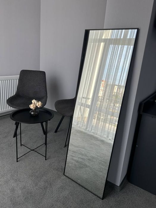 Дзеркало підлогове на ніжці в МДФ рамі. Виготовлення дзеркал на замовлення. Дзеркало в чорній білій рамі 2,5 см