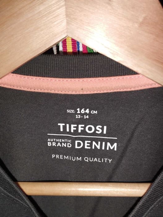 T shirt preta de marca