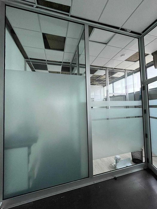 Divisórias em Alumínio natural e vidros 6 gabinetes
