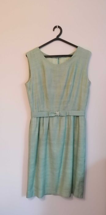 Conjunto de vestido e jaqueta em linho de seda com pérolas.