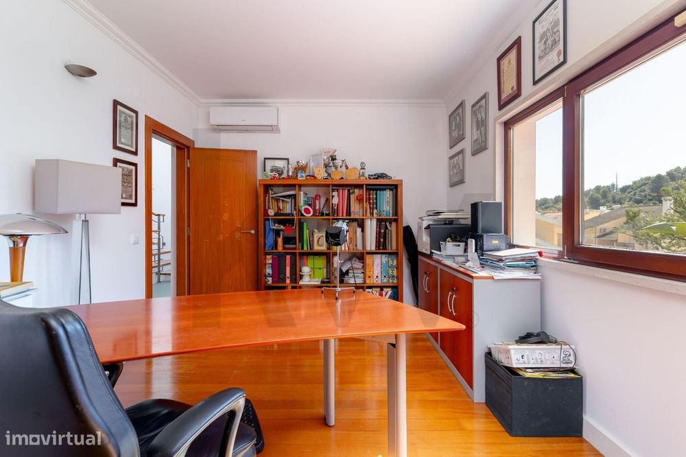 Moradia T4+1 com piscina, jardim amplo e garagem | Barcarena