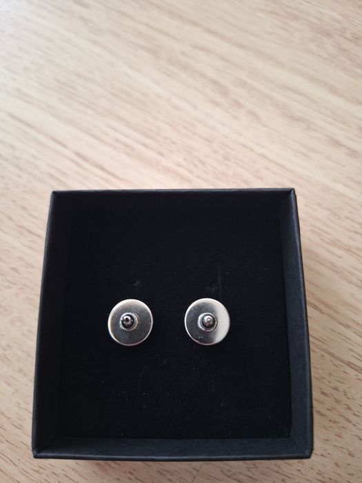 Okrągłe kolczyki–sztyfty z fragmentów zielonej płytki elektronicznej