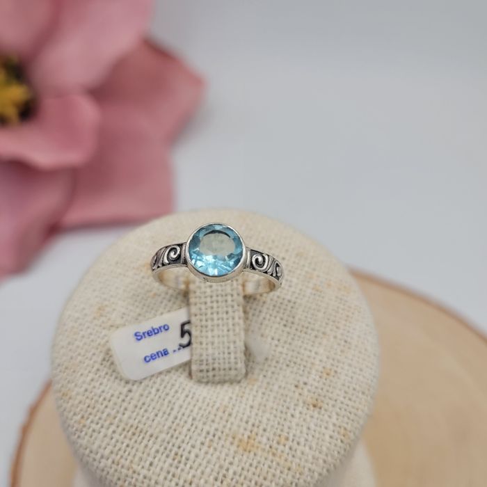 Srebrny pierścionek pr 925 z Topaz niebieski nowe