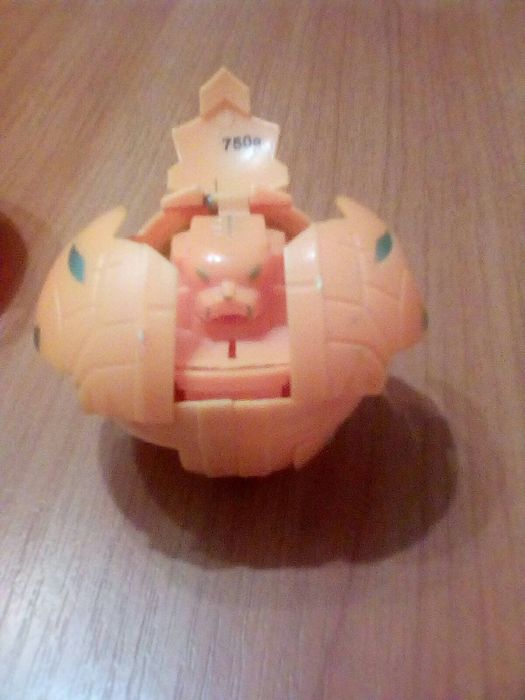 Большой музыкальный бакуган и средний обычный бакуган