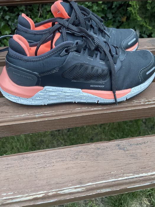 Asics Кросівки жіночі без пошкоджень. Водонепроникні кросівки.