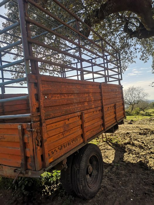 Reboque de gado com grades