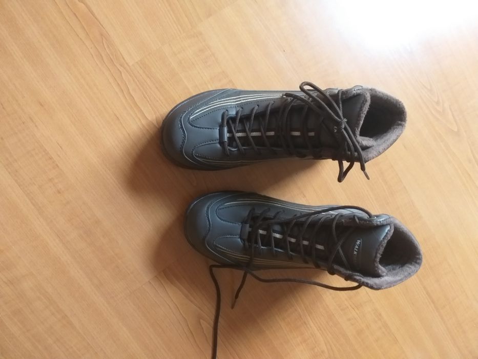 Tenis WALKMAXX castanhos.