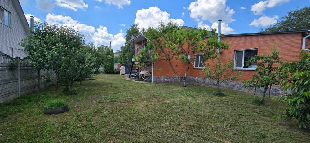 Одноповерховий цегляний будинок 117.3 м², 22 сот, басейн, 2 гаражі
