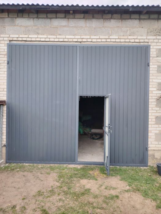 Drzwi wrota wierzeje do stodoły garażu