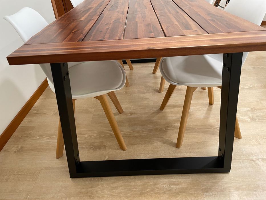 Conjunto mesa e cadeiras