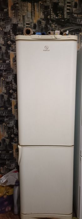 Продам холодильник Indesit