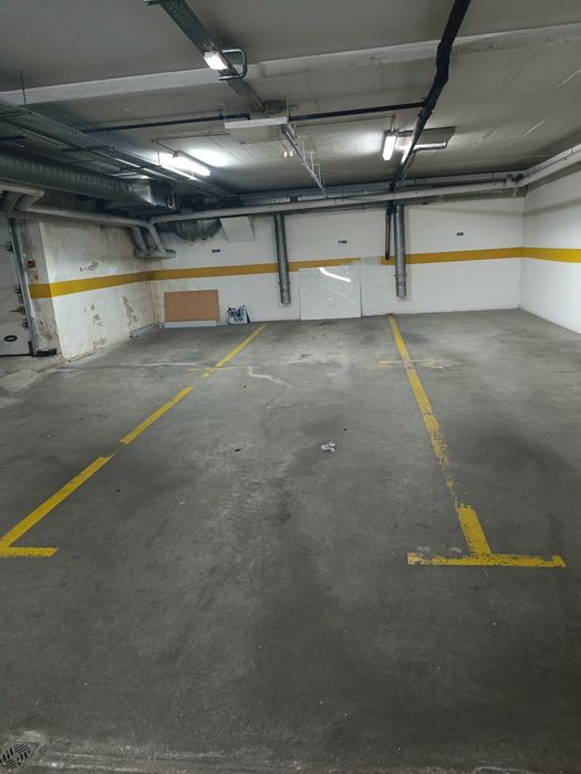 Garagem com estacionamento