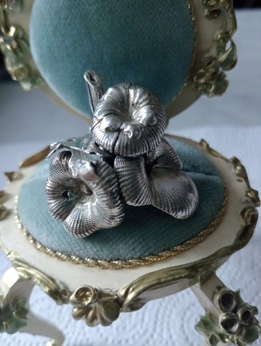 Srebrny stary uchwyt do cukiernicy