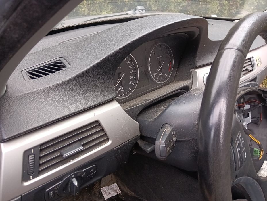 Deska rozdzielcza BMW E90 E91 E92 E93 czarna decha poduszka konsola