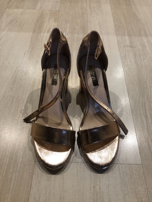 Красиві нарядні босоніжки ZARA , LINZI