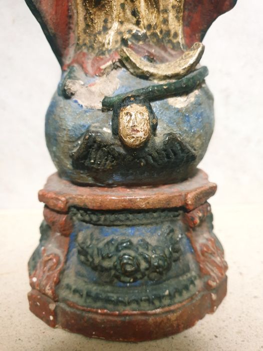 Antiga escultura da Nossa Senhora da Conceição em barro policromado