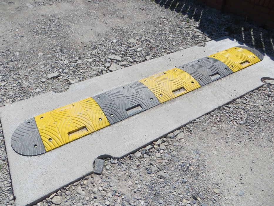 Próg zwalniający 3 metrowy Slowly5 ze śrubami montażowymi (1,5 mies)