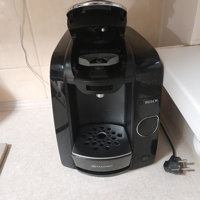 Ekspres do kawy na kapsułki tassimo.
