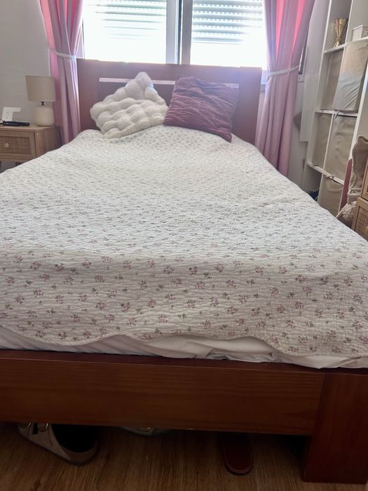 Cama corpo e meio de madeira com colchão