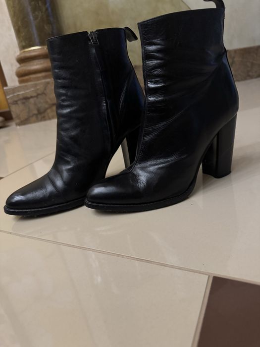 Чорні шкіряні чобітки