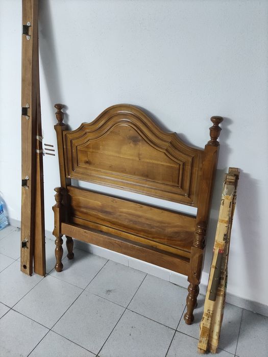 Cama individual de adulto em pinho mel
