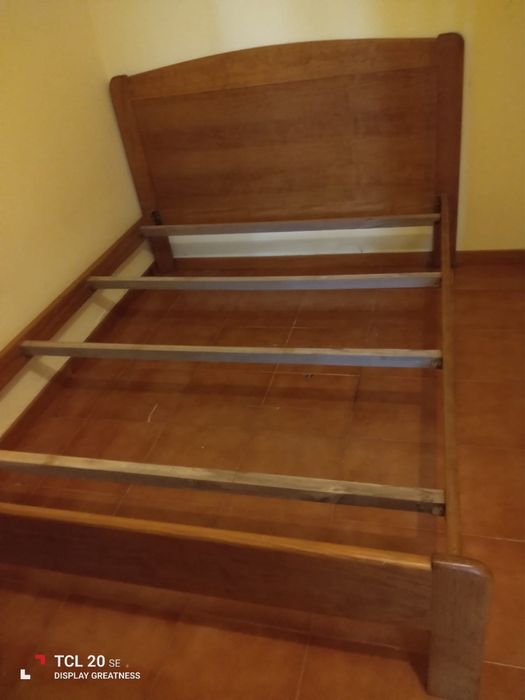 Cama de Casal de Madeira com Colchão - Ótimo Estado!