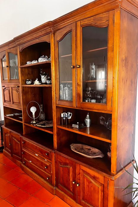 Grande móvel de sala em madeira com vitrines