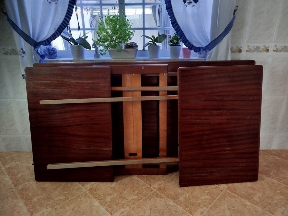 Mesa extensível com 10 cadeiras