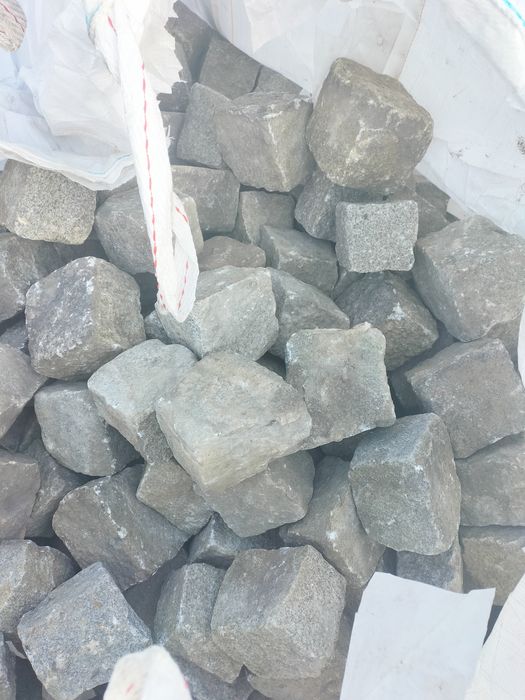 Kostka granitowa ze Strzegomia rozmiar średni  2 PLN sztuka