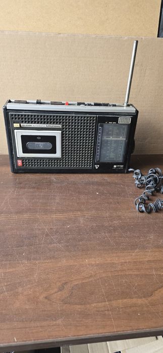 Stary radiomagnetofon Unitra z czasów PRL-u