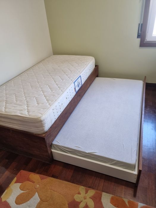 Cama dupla de gaveta em mogno