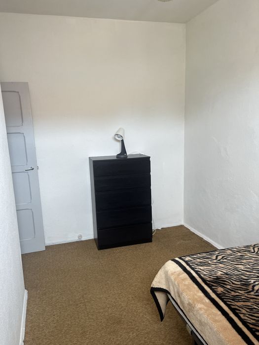 Alugo quarto em T2