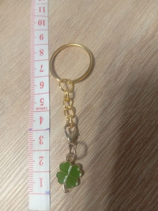 Breloczek z czterolistną koniczynką