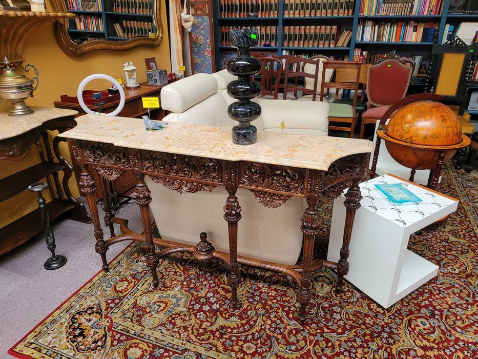 Consola em madeira toda trabalhada com tampo em p