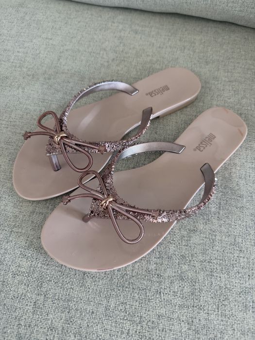 Damskie japonki marki Melissa – model Harmonic Elements w kolorze Rose Gold / Nude