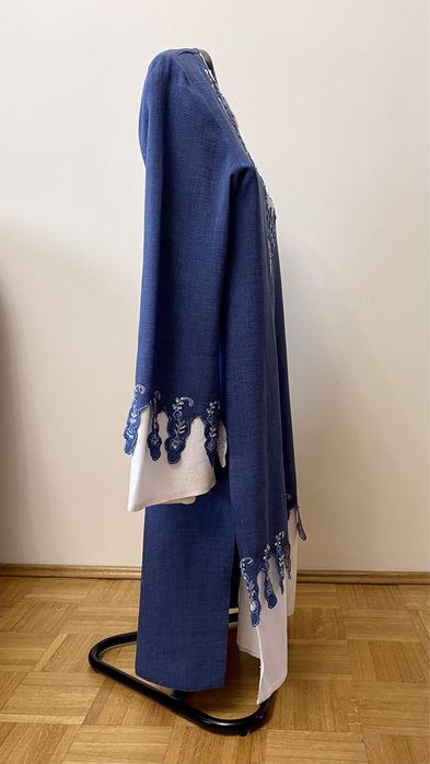 Sukienka z długim rękawem.