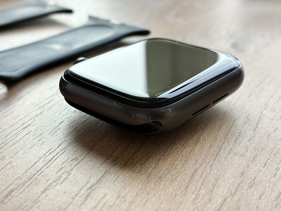 Apple Watch SE (1. gen) 44mm + GPS