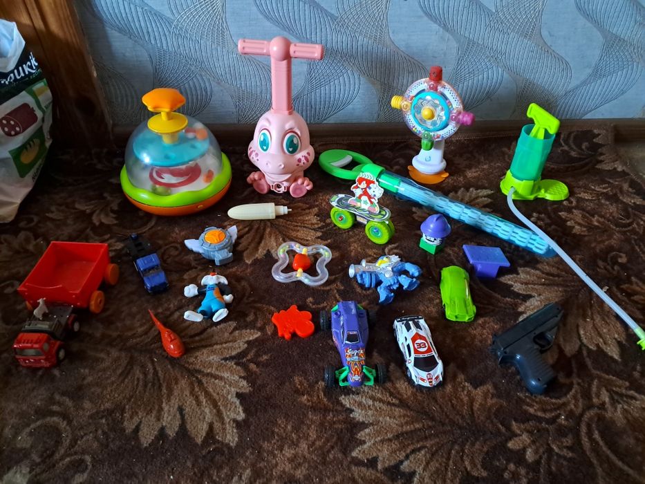 Іграшки різні.     .