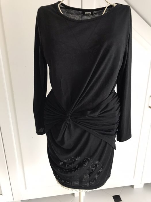 Czarna sukienka bik bok